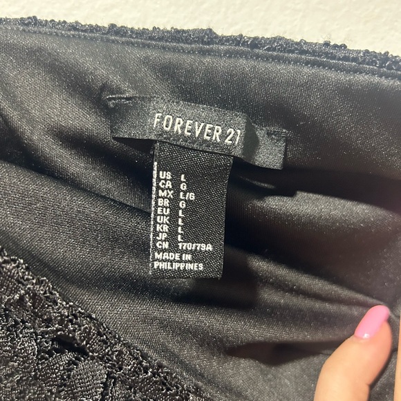 FOREVER 21 size L black pencil skirt, floral lace overlay and silky liner - Picture 4 of 5